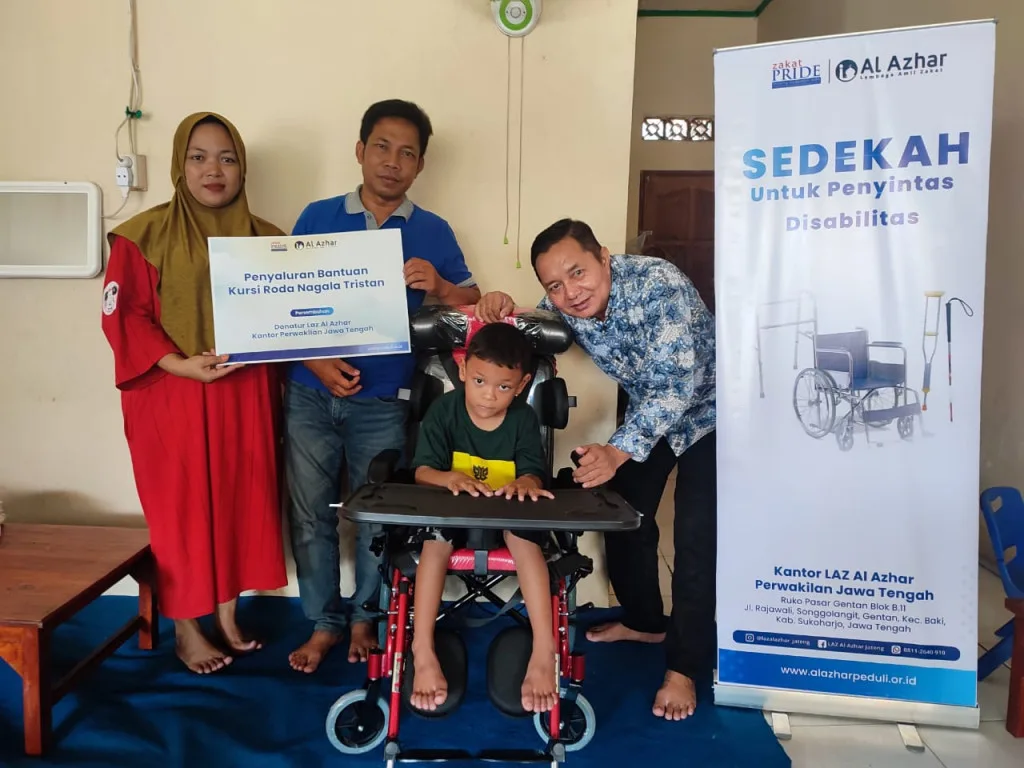 LAZ Al Azhar Jawa Tengah Berikan Bantuan Kursi Roda dan Perlengkapan Sekolah untuk Anak Penderita Cerebral Palsy di Sukoharjo