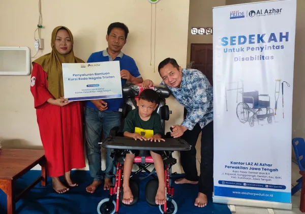 LAZ Al Azhar Jawa Tengah Berikan Bantuan Kursi Roda dan Perlengkapan Sekolah untuk Anak Penderita Cerebral Palsy di Sukoharjo