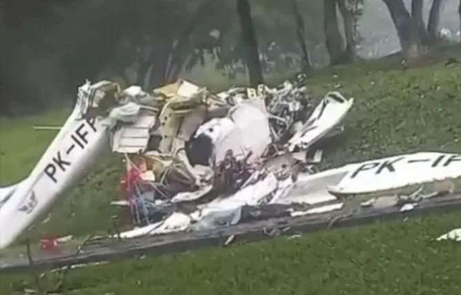 Tragedi Pesawat Latih Jatuh di BSD: Tiga Orang Meninggal, Dua Masih Terjebak di Dalam Pesawat