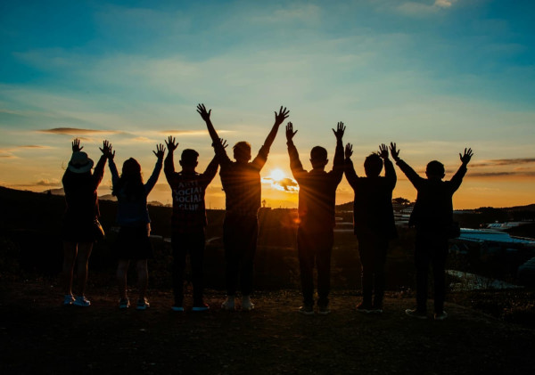 Gotong Royong, Gengs! Cara Keren Hadapi Kerjaan Berat dan Sulit ala Anak Muda Indonesia!