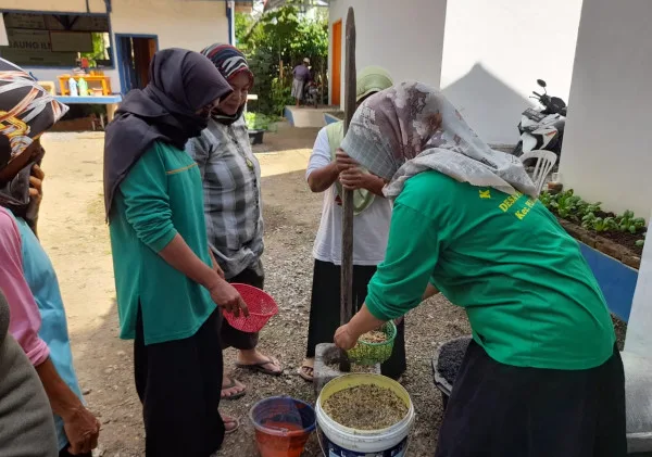 Anggota KSM Mekar Harum Berdikari Produksi Pupuk Organik Baru: Nano Silika dan Asam Amino untuk Musim Tanam Kedua