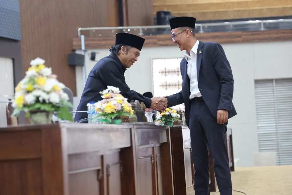 Gubernur Banten Al Muktabar Menghadiri Rapat Paripurna DPRD: Membahas Pertanggungjawaban Pelaksanaan APBD 2023 dan Menindaklanjuti Masukan