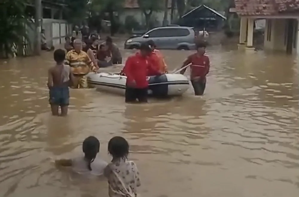Banjir Besar di Desa Tanjung Burung Kabupaten Tangerang: Lebih dari Seribu Rumah Terendam, Lansia dan Balita Mengungsi