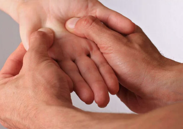 Akupresur: Teknik Sederhana untuk Meredakan Sakit Ringan