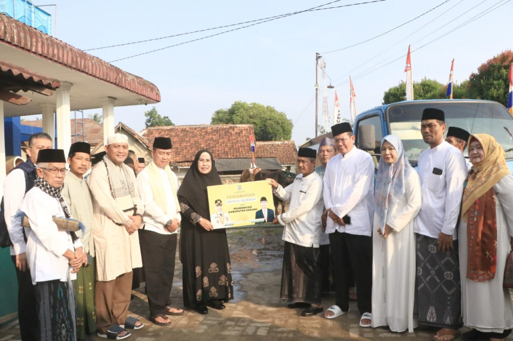 Bupati Serang Ratu Tatu Chasanah Salurkan Hewan Qurban pada Perayaan Idul Adha 1445 H di Masjid Besar Baitussalam