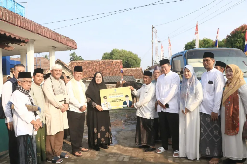 Bupati Serang Ratu Tatu Chasanah Salurkan Hewan Qurban pada Perayaan Idul Adha 1445 H di Masjid Besar Baitussalam