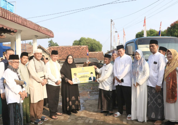 Bupati Serang Ratu Tatu Chasanah Salurkan Hewan Qurban pada Perayaan Idul Adha 1445 H di Masjid Besar Baitussalam