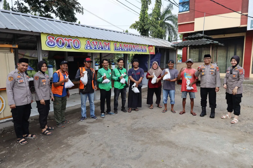 Bagian Binkar Polda Banten Bagikan Daging Qurban kepada Masyarakat Kota Serang