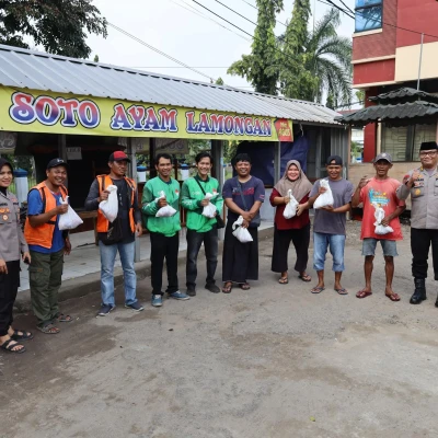 Bagian Binkar Polda Banten Bagikan Daging Qurban kepada Masyarakat Kota Serang