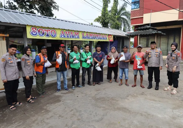 Bagian Binkar Polda Banten Bagikan Daging Qurban kepada Masyarakat Kota Serang