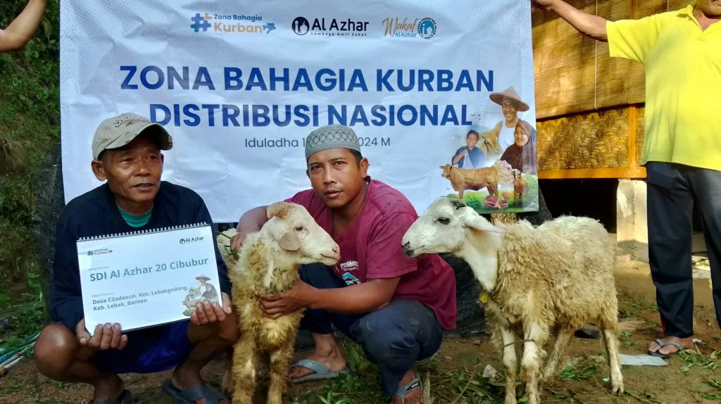 Bahagiakan Masyarakat Desa; Laz Al-Azhar Distribusikan Hewan Kurban Di Desa Ciladaeun Kabupaten Lebak