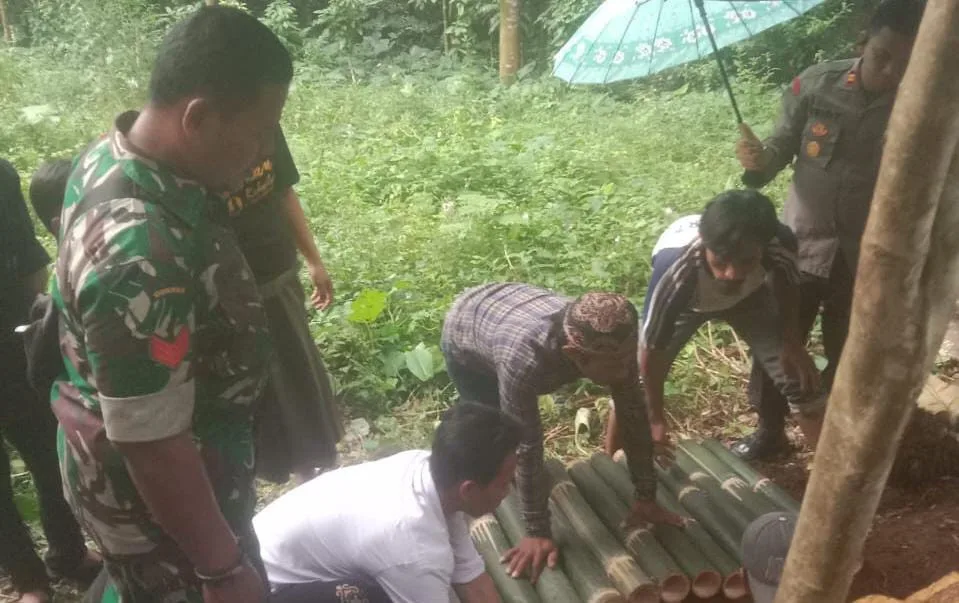 Babinsa Koramil Ciomas Bantu Pemakaman Bocah 3 Tahun yang Diduga Dibunuh Ayah Kandung