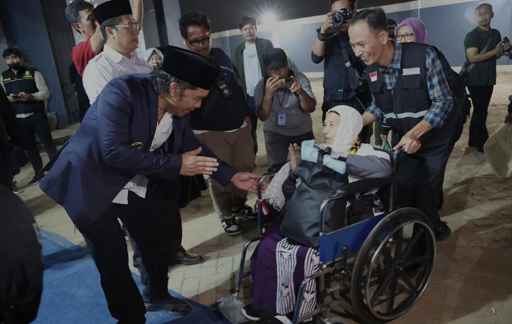 Pj Gubernur Banten Al Muktabar Sambut Jamaah Haji Provinsi Banten Kloter 02 Asal Kota Tangerang