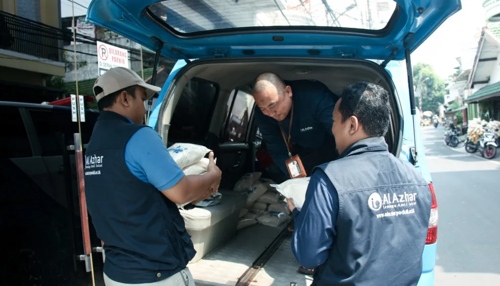 LAZ Al Azhar Salurkan Sedekah Beras untuk Warga Duafa dan Lansia di Petamburan, Jakarta Pusat