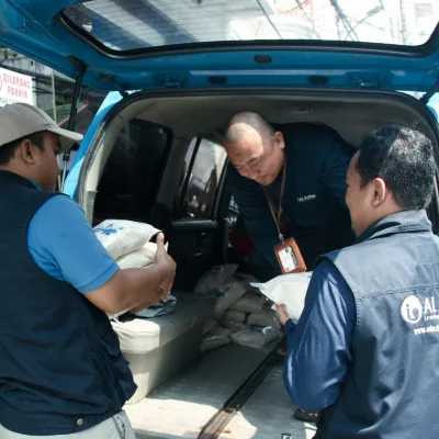 LAZ Al Azhar Salurkan Sedekah Beras untuk Warga Duafa dan Lansia di Petamburan, Jakarta Pusat