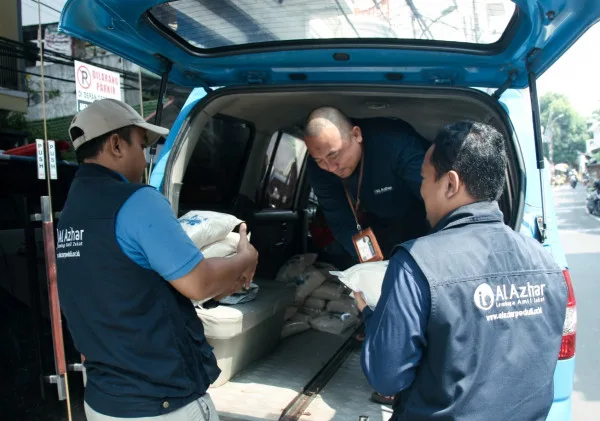 LAZ Al Azhar Salurkan Sedekah Beras untuk Warga Duafa dan Lansia di Petamburan, Jakarta Pusat