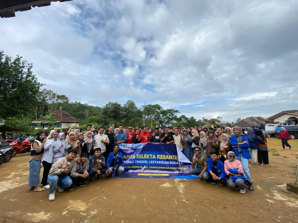 Mahasiswa Universitas Setia Budhi Rangkasbitung Melaksanakan Kegiatan Kapita Selekta Kebantenan 2024 di Desa Cibarengkok