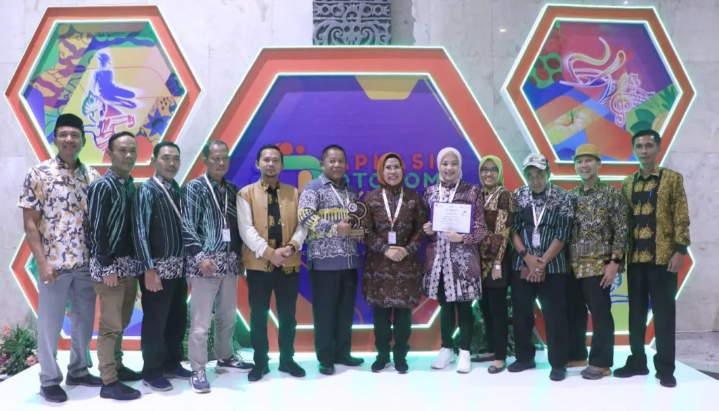 Stand Kabupaten Serang Raih Penghargaan Juara Komunikatif di Apkasi Otonomi Expo 2024