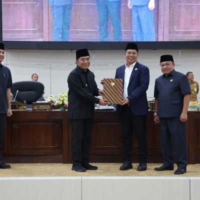Pj Gubernur Banten Terima Raperda Pengelolaan Limbah Medis dan Perlindungan Perempuan-Anak