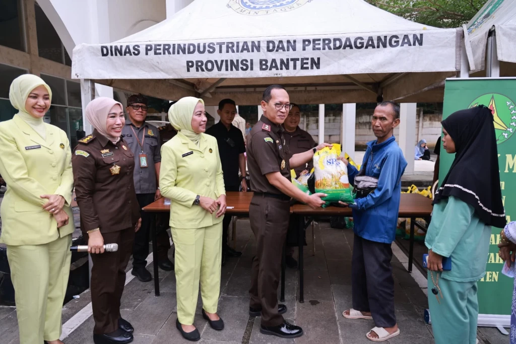 Kejaksaan Tinggi Banten Gelar Pasar Murah untuk Peringati Hari Bhakti Adhyaksa ke-64 dan HUT Ikatan Adhyaksa Dharmakarini ke-XXIV