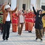 Senam Pagi dengan Wastra: Gubernur Banten Apresiasi Pelestarian Budaya dan Kesehatan