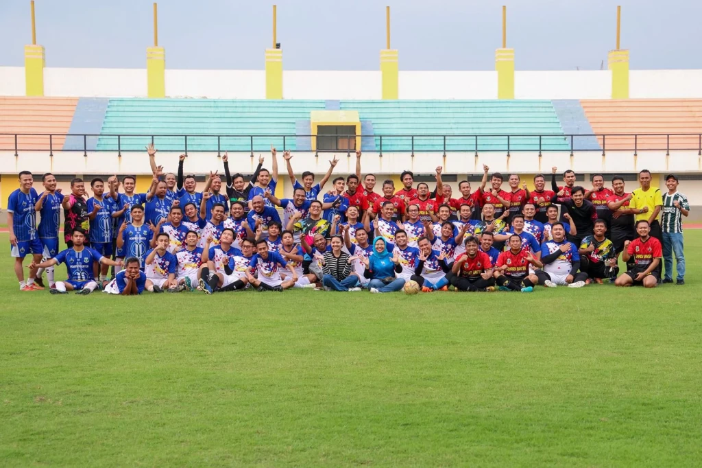 Pertandingan Persahabatan Sepak Bola Antara Pemprov FC dan Setkab FC Pererat Silaturahmi