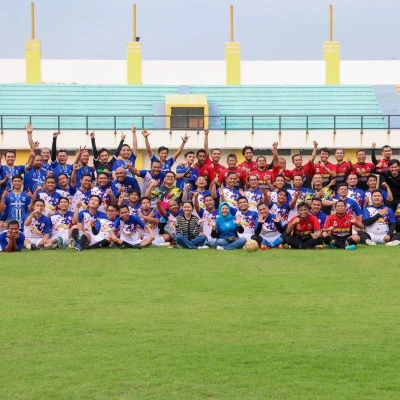 Pertandingan Persahabatan Sepak Bola Antara Pemprov FC dan Setkab FC Pererat Silaturahmi