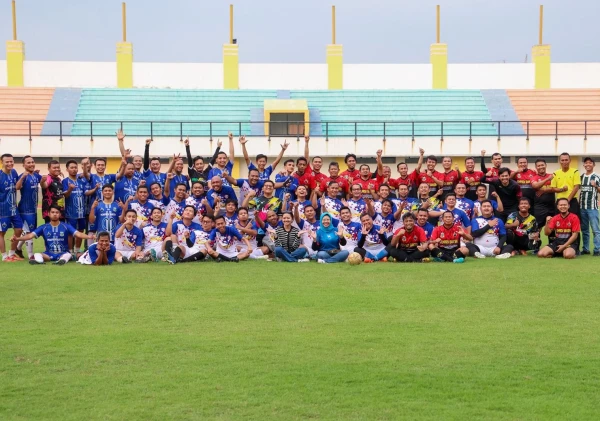 Pertandingan Persahabatan Sepak Bola Antara Pemprov FC dan Setkab FC Pererat Silaturahmi