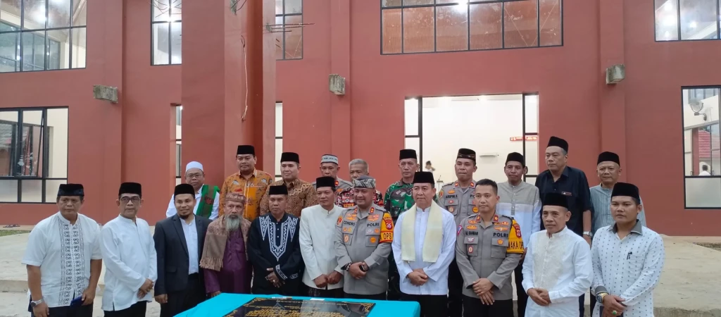 Kapolres Serang Tanda Tangani Prasasti Masjid Jami Al Huda di Ponpes Sohibul Muslimin