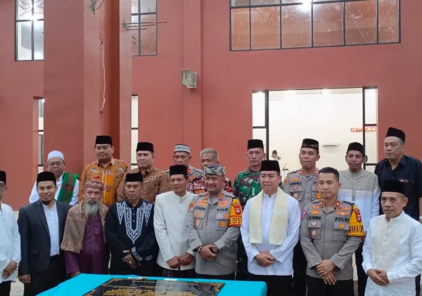 Kapolres Serang Tanda Tangani Prasasti Masjid Jami Al Huda di Ponpes Sohibul Muslimin