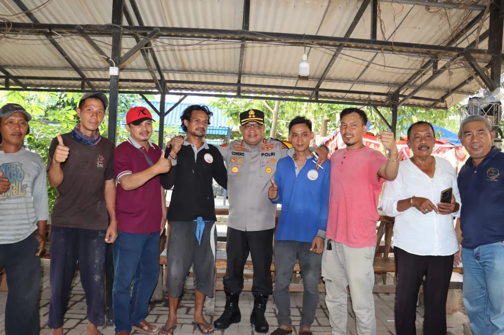 Kapolres Serang Bagikan Sembako dan Motivasi Pengrajin Batu Fosil untuk Tingkatkan Ekonomi Lokal