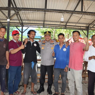 Kapolres Serang Bagikan Sembako dan Motivasi Pengrajin Batu Fosil untuk Tingkatkan Ekonomi Lokal