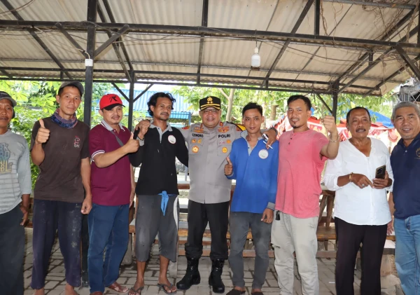 Kapolres Serang Bagikan Sembako dan Motivasi Pengrajin Batu Fosil untuk Tingkatkan Ekonomi Lokal