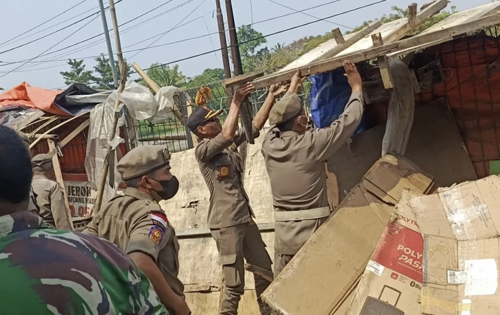 Satpol PP Kabupaten Serang Bongkar 52 Lapak PKL di Pasar Ciherang