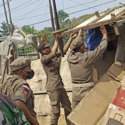 Satpol PP Kabupaten Serang Bongkar 52 Lapak PKL di Pasar Ciherang