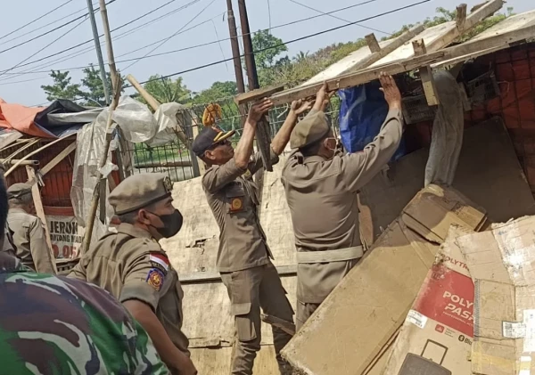 Satpol PP Kabupaten Serang Bongkar 52 Lapak PKL di Pasar Ciherang