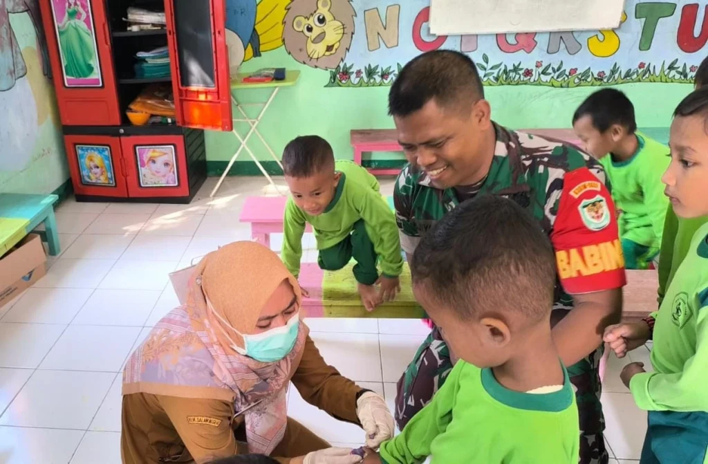 Babinsa Baros Dukung Imunisasi Polio Nasional