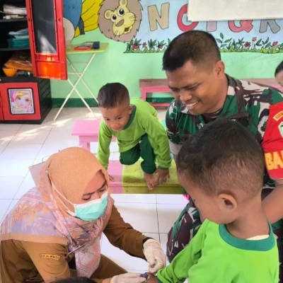 Babinsa Baros Dukung Imunisasi Polio Nasional