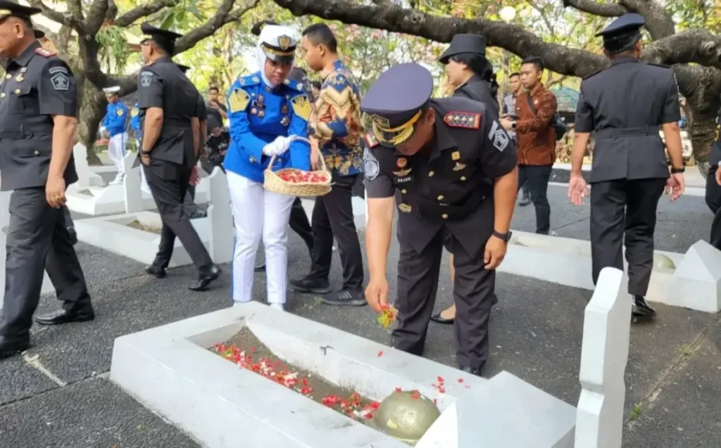 Perayaan Hari Pengayoman ke-79: Kepala Lapas Kelas IIA Serang Ikut Upacara Tabur Bunga di TMP Taruna, Tangerang