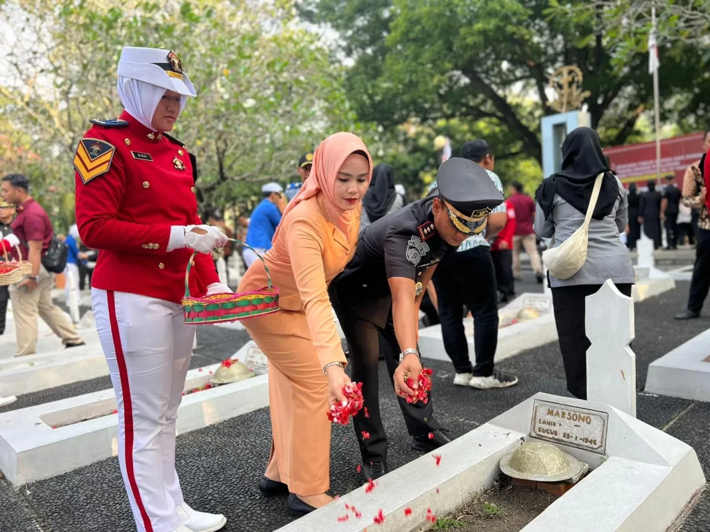 Kepala Lapas Pemuda Tangerang Ikuti Upacara Tabur Bunga dalam Peringatan Hari Pengayoman ke-79 di TMP Taruna