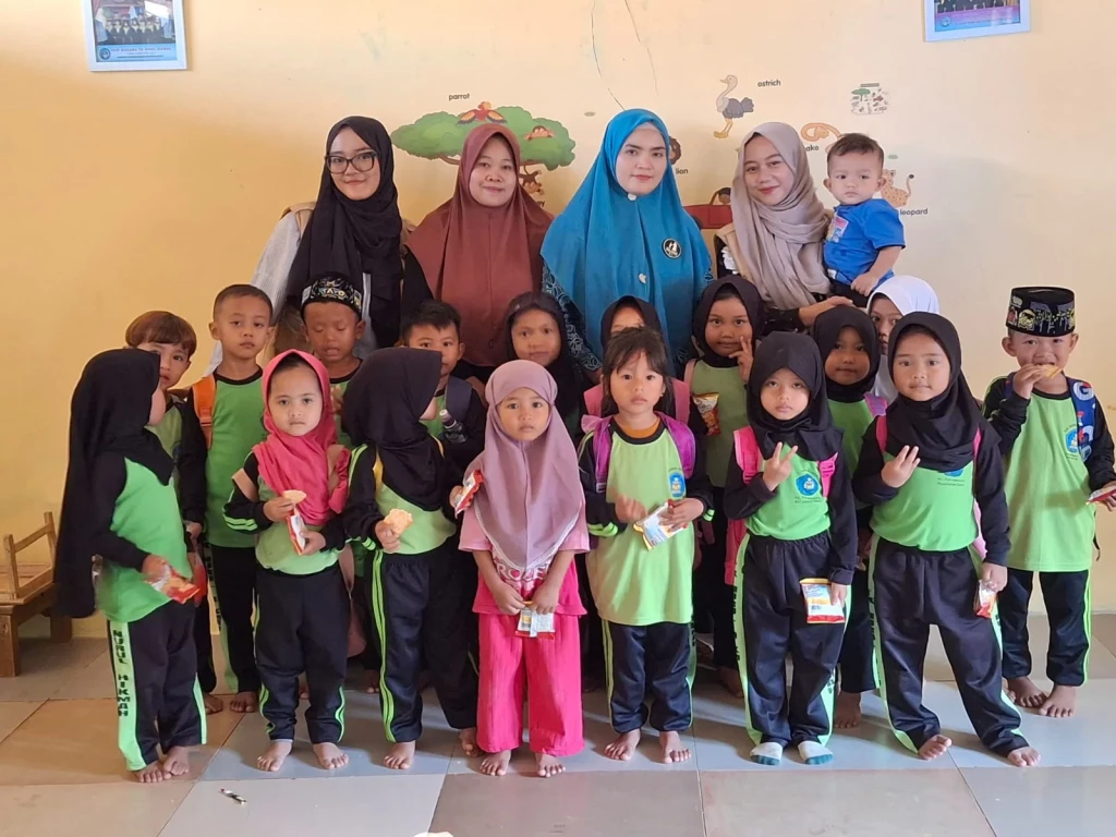 Mahasiswa Kukerta Kelompok 87 Berperan Aktif dalam Posyandu dan Pekan Imunisasi Polio di Desa Parungkujang