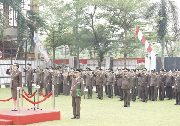 Kepala Kejaksaan Tinggi Banten Rayakan Kemerdekaan RI ke-79 dengan Upacara dan Pembentangan Bendera Raksasa