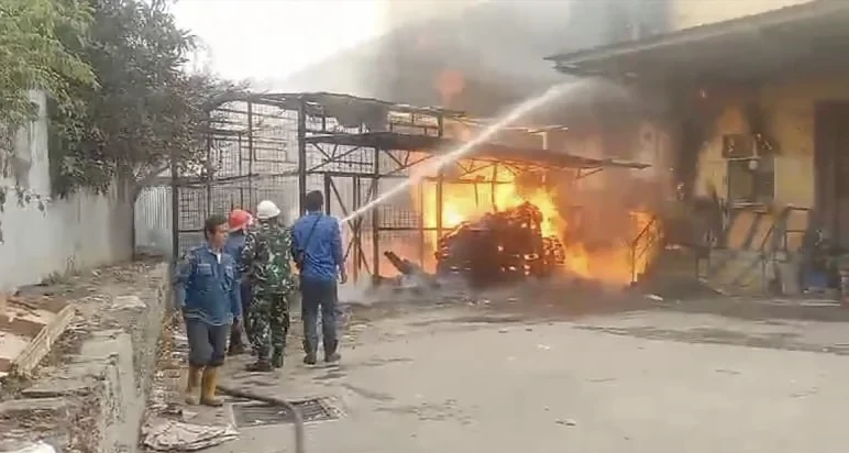 Kebakaran Gudang Valet Transmart Serang: Tim Pemadam Kebakaran dan Babinsa Bekerja Sama Kendalikan Api