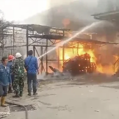 Kebakaran Gudang Valet Transmart Serang: Tim Pemadam Kebakaran dan Babinsa Bekerja Sama Kendalikan Api