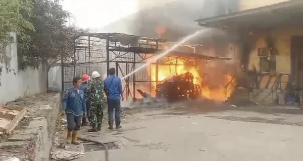 Kebakaran Gudang Valet Transmart Serang: Tim Pemadam Kebakaran dan Babinsa Bekerja Sama Kendalikan Api