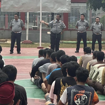 Lapas Kelas IIA Serang Gelar Pengarahan: Kalapas Tekankan Kepatuhan dan Kerja Sama dalam Menjaga Keamanan