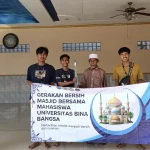 KKM Uniba Kelompok 79 Adakan Gerakan Masjid Bersih di Tangerang