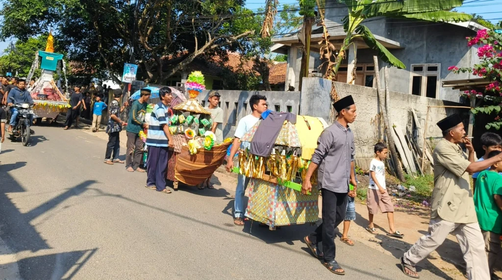 Tradisi Ngeropok: Warga Serang Rayakan Maulid Nabi dengan Semangat Kebersamaan dan Berbagi