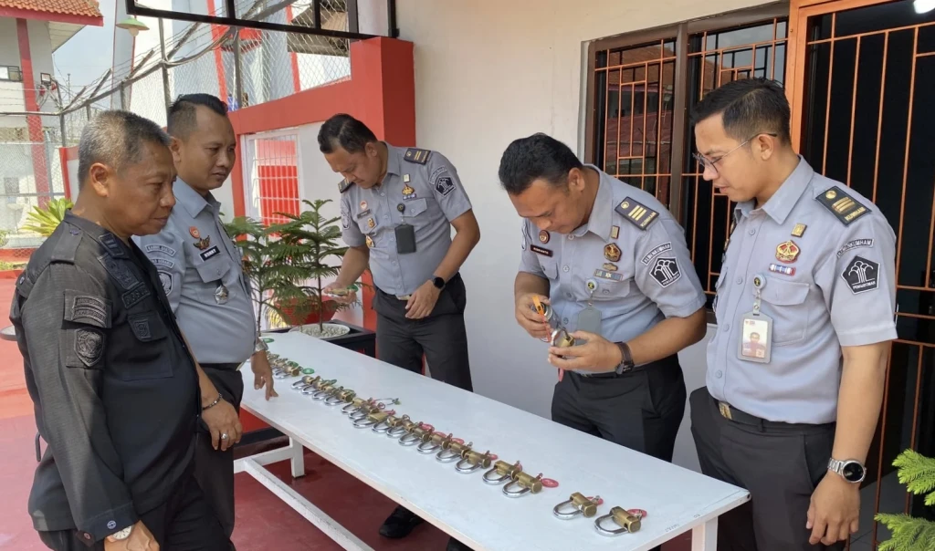 Rutin Cek Gembok, Lapas Kelas IIA Serang Perketat Keamanan dan Ketertiban