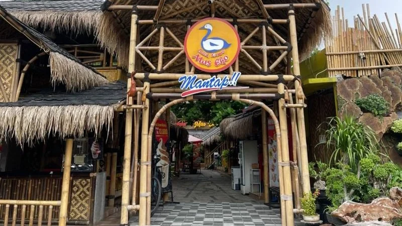 Bebek Kremes Mas Eko: Resto Legendaris dengan Suasana Pedesaan dan Menu Andalan Sejak 2007